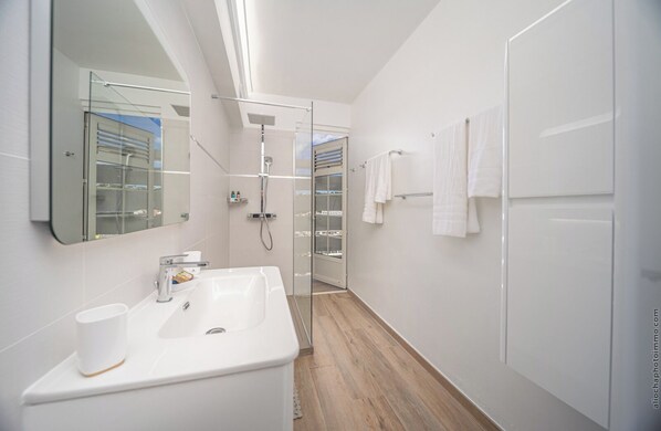 Dusche, Haartrockner, Handtücher, Seife