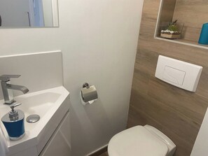 Dusche, Haartrockner, Handtücher, Seife