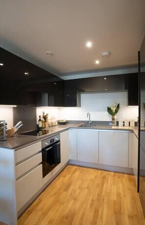 Kjøleskap, ovn, brødrister og kjøkkenutstyr