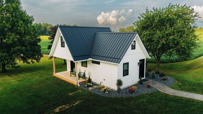 Exterior - Edinburgh Escape | Hot Tub, Sauana + Fire Pit + Grill (Apple Creek)