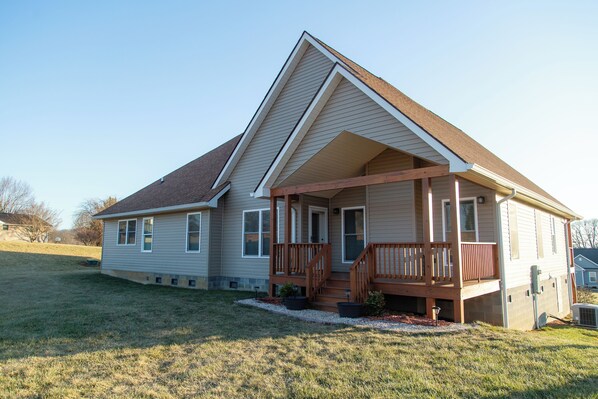 Exterior - 4-bedroom in Hendersonville/ Game Room & Pool Table with Gorgeous Mountain Views (Hendersonville)