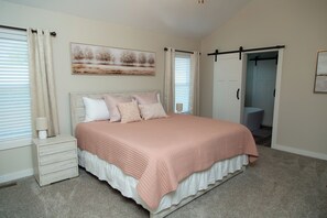 4 bedrooms, desk, iron/ironing board, travel cot - 4-bedroom in Hendersonville/ Game Room & Pool Table with Gorgeous Mountain Views (Hendersonville)