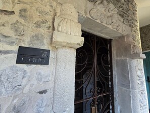 A stone wall with a metal gate and a sign reading "Casa". - Castello di Carlo - Suite Carlo VII (Val'Quirico)