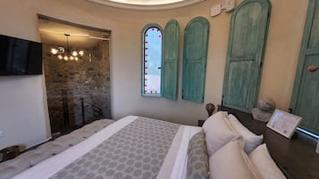 Suite | 1 bedroom, iron/ironing board (on request), WiFi (free)