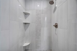 Secador de cabelo, toalhas de banho