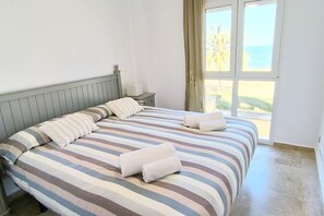 3 slaapkamers, een strijkplank/strijkijzer, wifi, beddengoed