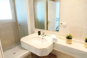 Dusche, Haartrockner, Handtücher