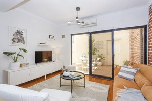 Smart TV - West End Courtyard Retreat (Fremantle)