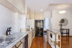 Fridge, microwave, oven, stovetop - West End Courtyard Retreat (Fremantle)
