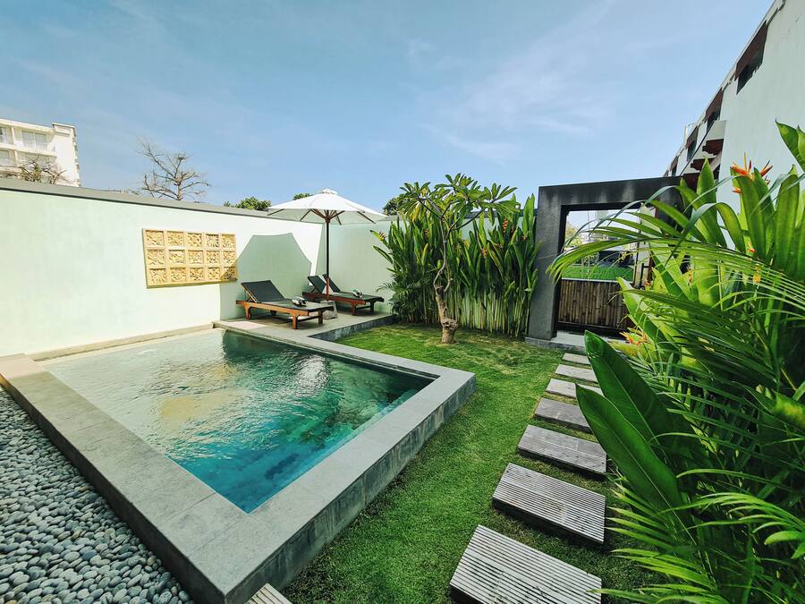 Una piscina al aire libre