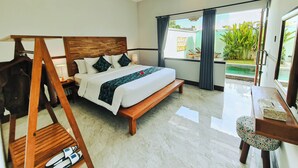 Ein Schlafzimmer mit Bett, Holz-Kopfteil, Nachttisch und Blick auf einen Pool und Grünflächen.