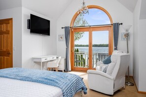 Escriptori, planxa i posts de planxar i un bressol de viatge 