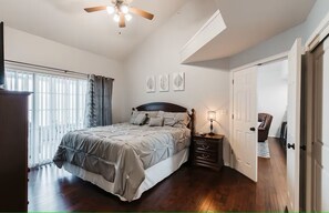 3 dormitorios, tabla de planchar con plancha, cuna de viaje