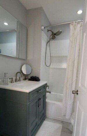 Secadora de cabello, toallas, jabón, shampoo 