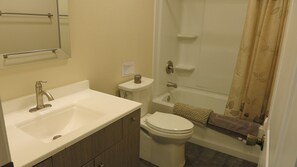Toallas, jabón, shampoo, papel de baño