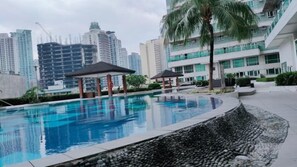 Una piscina al aire libre