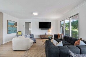 Een televisie, een open haard en een kantoor