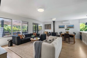 Een televisie, een open haard en een kantoor