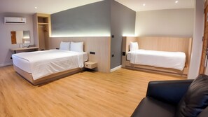 Chambre Triple Familiale, vue ville | 1 chambre, Wi-Fi gratuit
