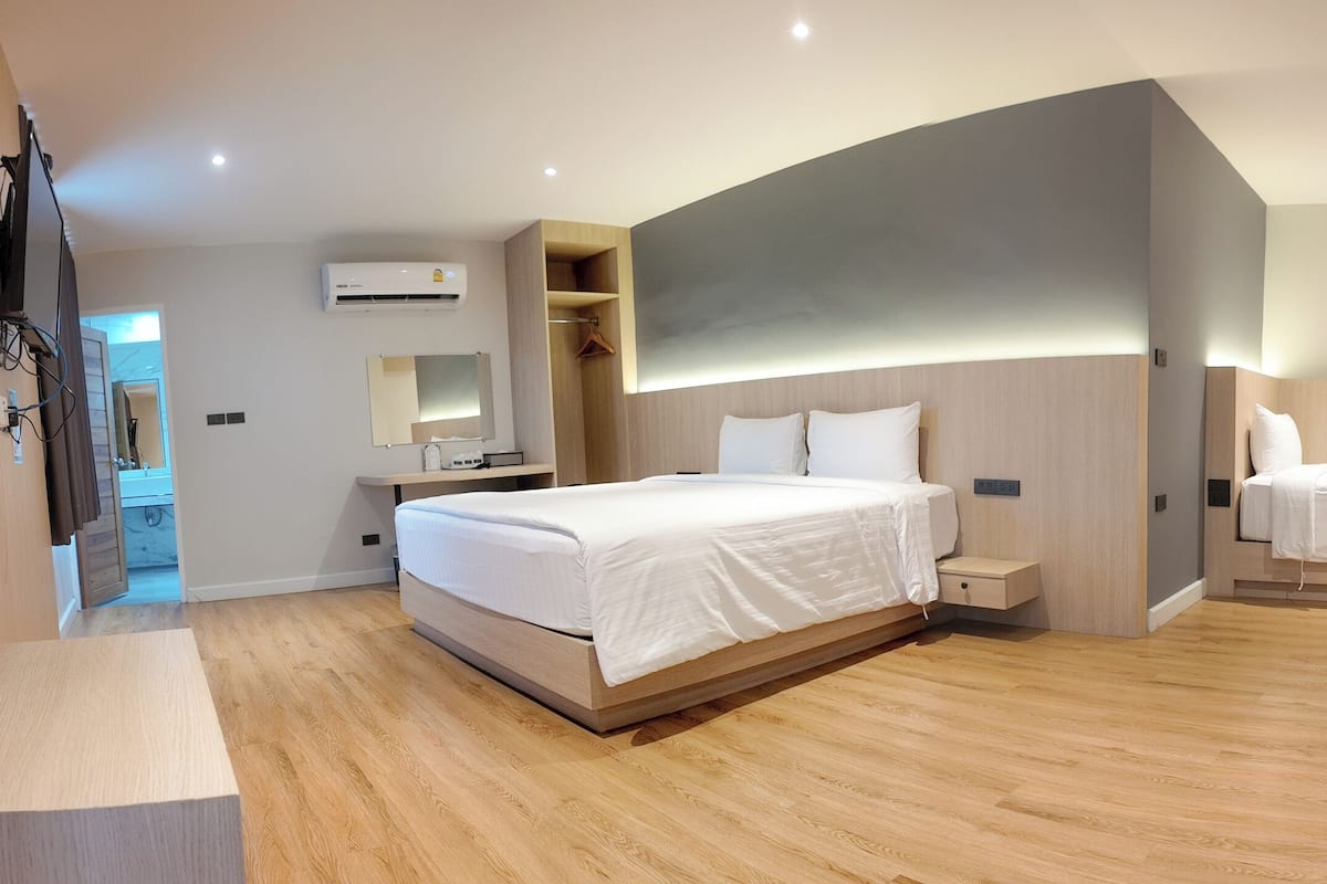 Phòng 3 dành cho gia đình, quang cảnh thành phố | Minibar với thức uống miễn phí, truy cập Internet không dây miễn phí