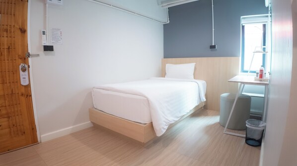 經濟開放式客房, 1 張小型雙人床, 非吸煙房 | 迷你吧贈品、免費 Wi-Fi