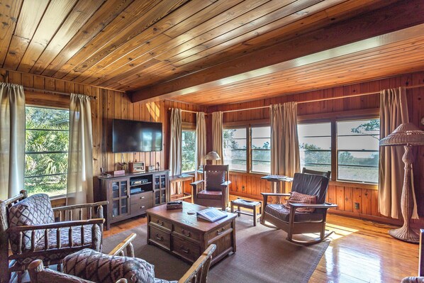 TV - BEST DEAL on The BEACH - 3 bedrooms, 2 baths with screened porch (Alligator Point)