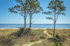 På stranden