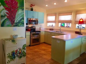 Fridge, microwave, oven, stovetop - Watch the sailboats and boats come and go from Casa Marina (Gulfport)