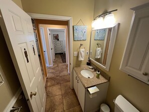 Douche, sèche-cheveux, serviettes fournies, savon