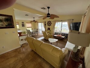 Smart TV, books - Watch the sailboats and boats come and go from Casa Marina (Gulfport)