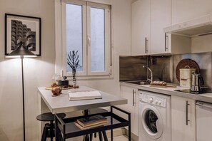 Jääkaappi, mikroaaltouuni, liesi, kahvin-/teenkeitin