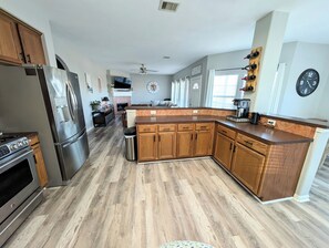 Fridge, microwave, oven, stovetop - Coastal Home with Neighborhood Fishing Pier (Kemah)