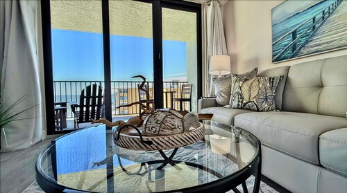 Top-floor ocean view 1/1, pet friendly with a private balcony and beachfront pool