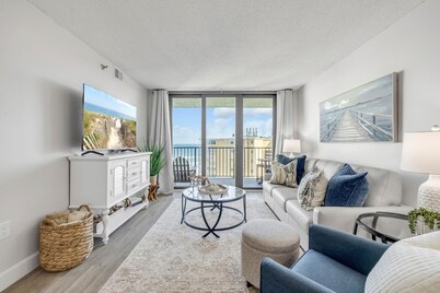 🌅 Top-Floor Ocean View 1BR | Updated | Private Balcony & Beachfront Pool