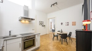 Coffee/tea maker, fridge, oven, stovetop