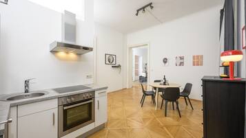 Fridge, oven, stovetop, coffee/tea maker