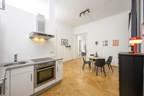Kühlschrank, Ofen, Herdplatte, Wasserkocher mit Kaffee-/Teezubehör