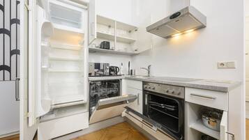 Kühlschrank, Ofen, Herdplatte, Wasserkocher mit Kaffee-/Teezubehör