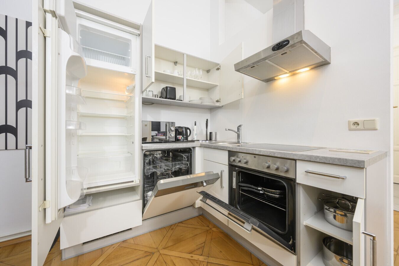 Kühlschrank, Ofen, Herdplatte, Wasserkocher mit Kaffee-/Teezubehör