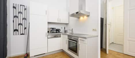 Fridge, oven, stovetop, coffee/tea maker