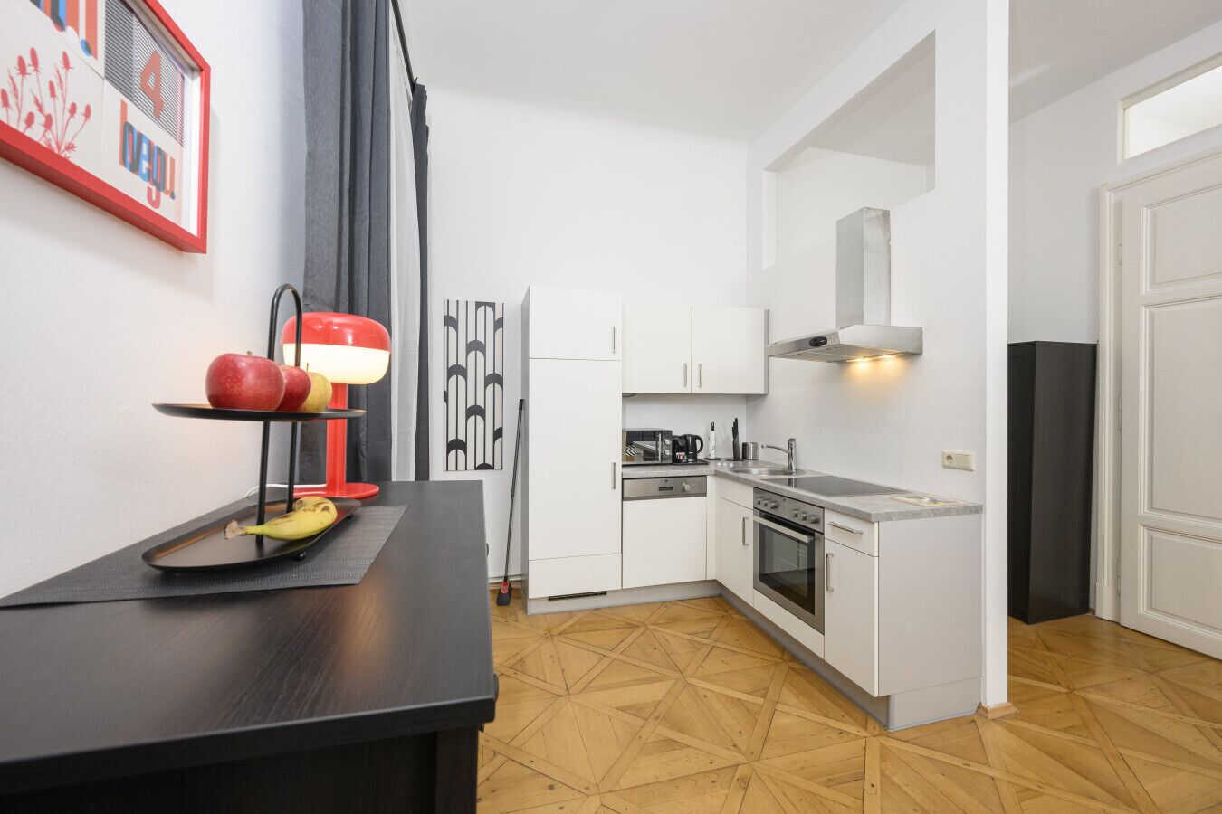 Kühlschrank, Ofen, Herdplatte, Wasserkocher mit Kaffee-/Teezubehör