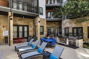 Outdoor dining - Blueground | Domain, pool & w/d, nr stadium (Austin)