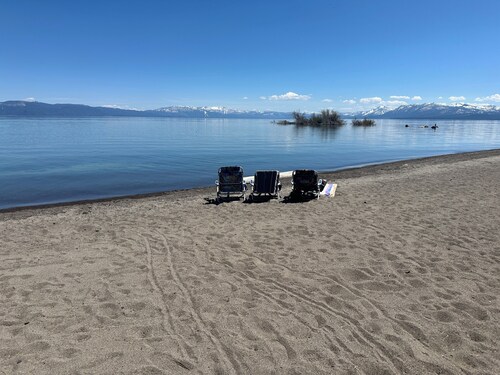 Walk to Lake, EV Station, WiFi, Pool, Pickleball, Hot Tub