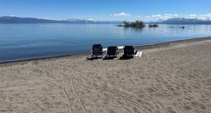 Walk to Lake, EV Station, WiFi, Pool, Pickleball, Hot Tub