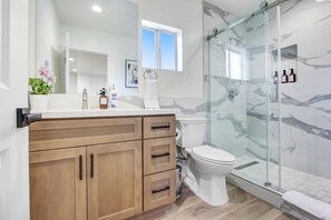 Sèche-cheveux, serviettes fournies