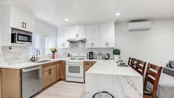 Geladeira, micro-ondas, fogão, cooktop