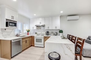 Frigorífico, microondas, horno y placa de cocina