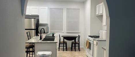 Réfrigérateur, four à micro-ondes, un four, surface de cuisson