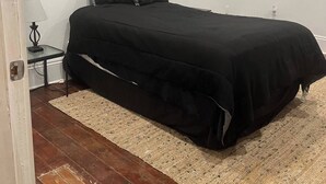 1 habitación y tabla de planchar con plancha 
