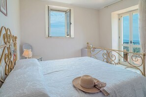 2 bedrooms, WiFi, bed sheets - Mary's House - Salerno (Spinelli)